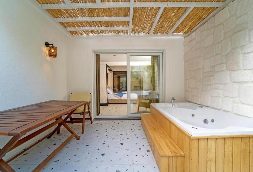 غرفة قياسية مزوَّدة بجاكوزي, Karbel Sun