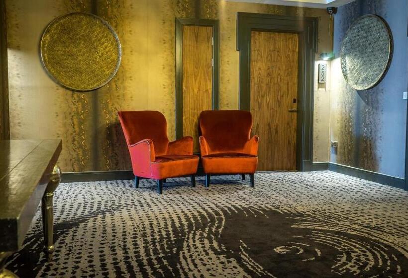 行政房间, Oriel House