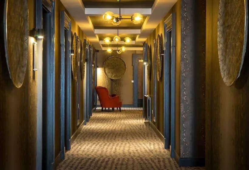 エクゼクティブルーム, Oriel House