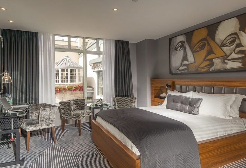 行政房间, Oriel House