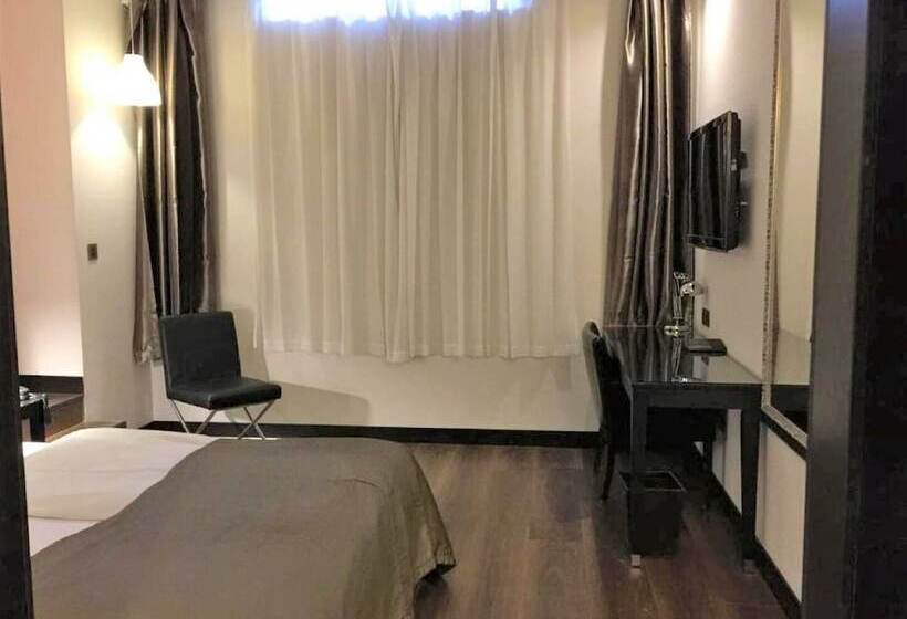 Economy Quadruple Room, Quentin Berlin