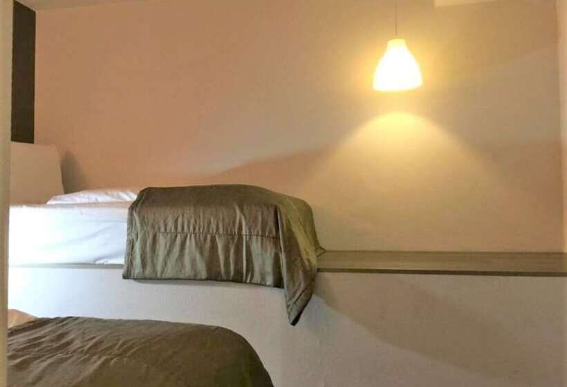 Economy Quadruple Room, Quentin Berlin