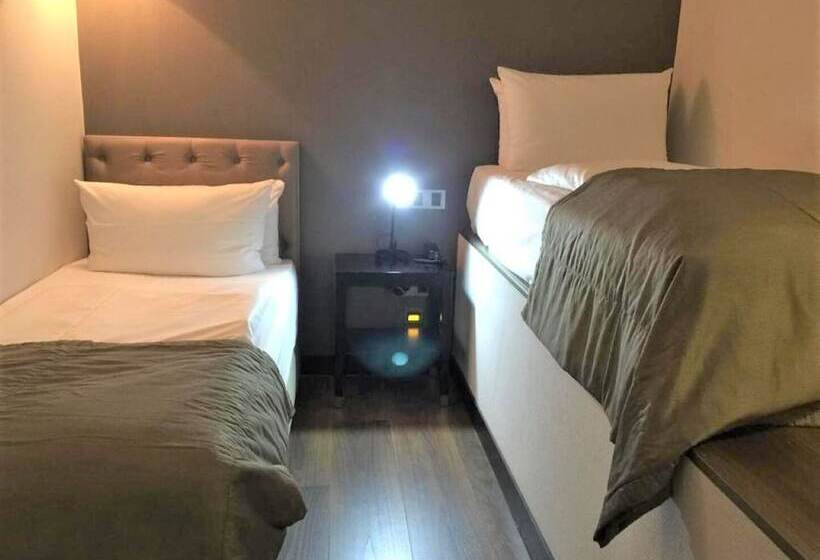 Economy Quadruple Room, Quentin Berlin