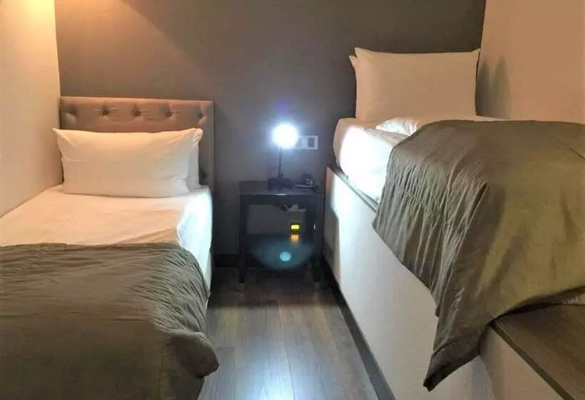 Economy Quadruple Room, Quentin Berlin
