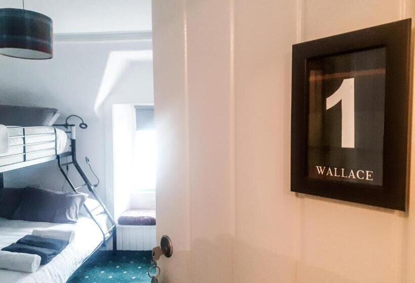 غرفة قياسية ثلاثية, The White Stag