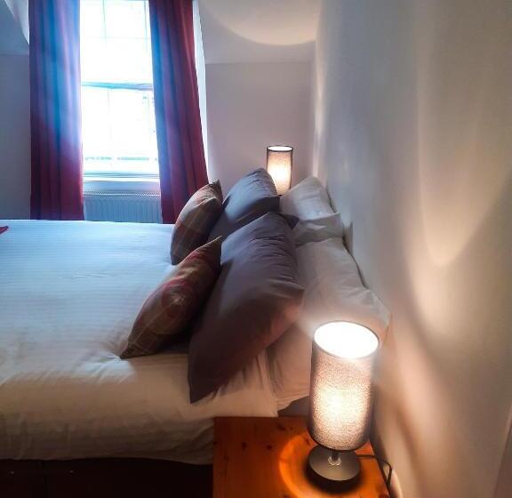 غرفة قياسية, The White Stag