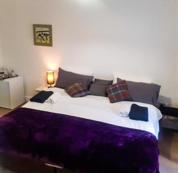 غرفة قياسية سرير كينج, The White Stag