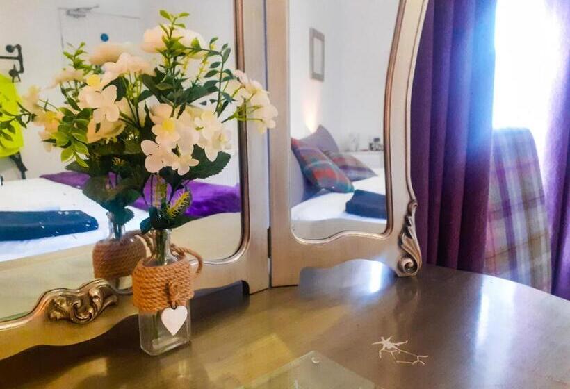 غرفة قياسية سرير كينج, The White Stag