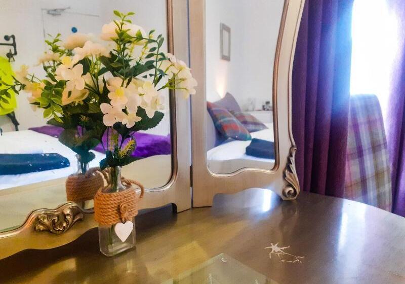 غرفة قياسية, The White Stag