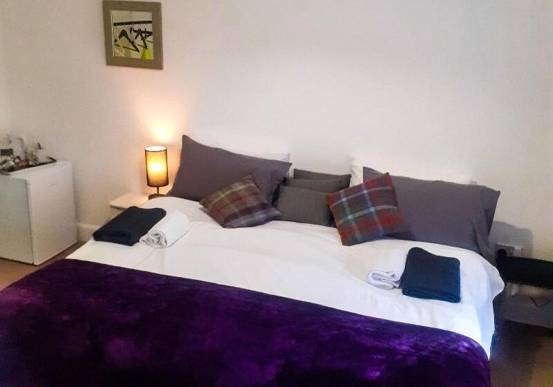 غرفة قياسية, The White Stag