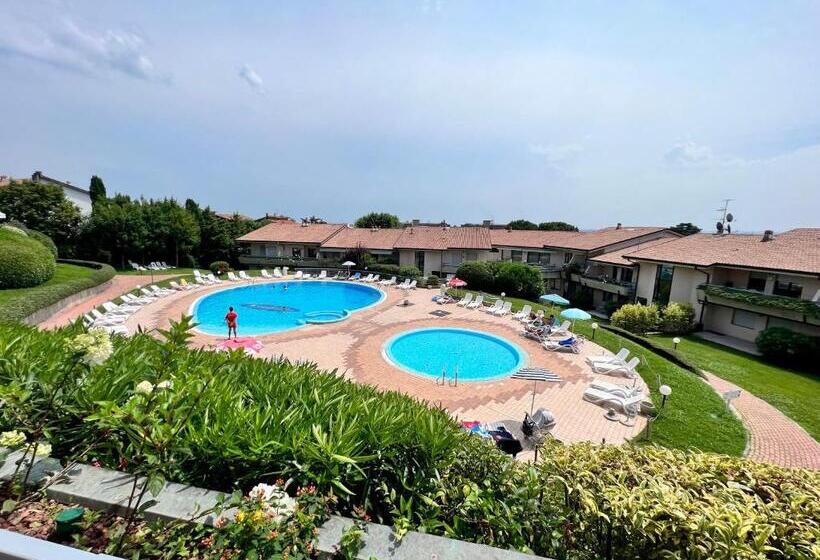 آپارتمان 1 خوابه با چشم‌انداز استخر, Kristall Lago Residence