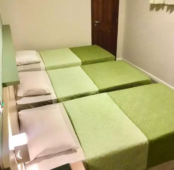 Standard Kolmen Hengen Huone, Cocal