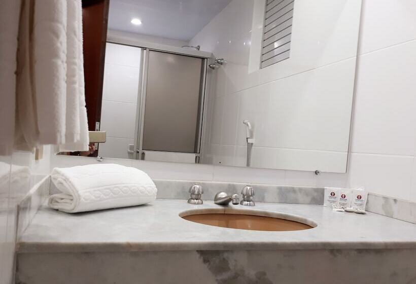 标准三人间, Crillon Palace