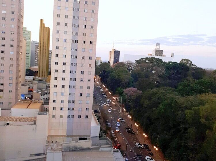 标准三人间, Crillon Palace