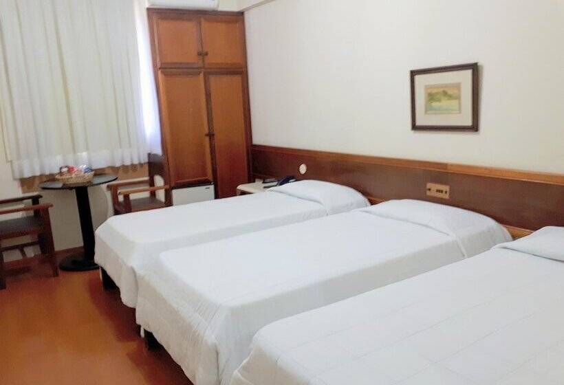 标准三人间, Crillon Palace