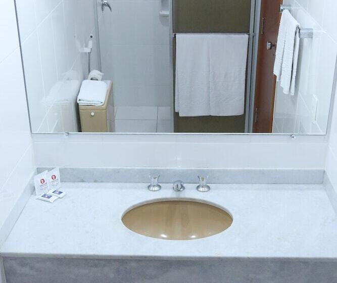 标准三人间, Crillon Palace