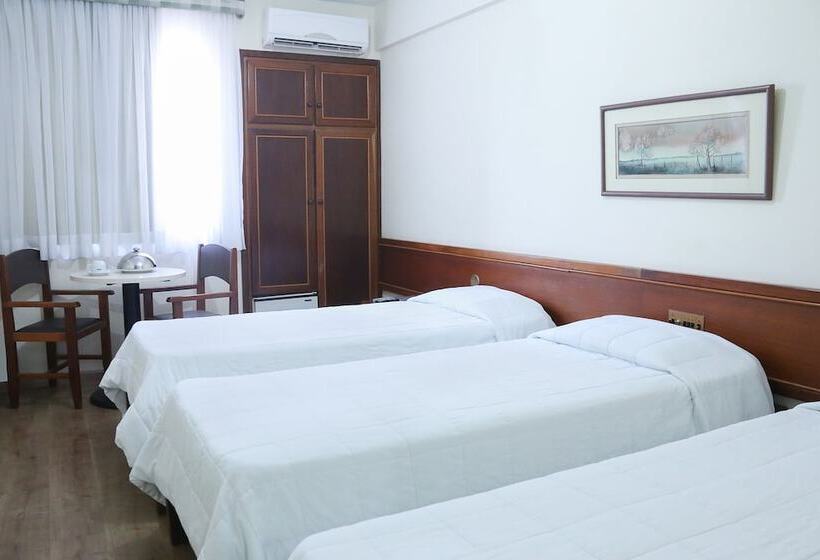 标准三人间, Crillon Palace