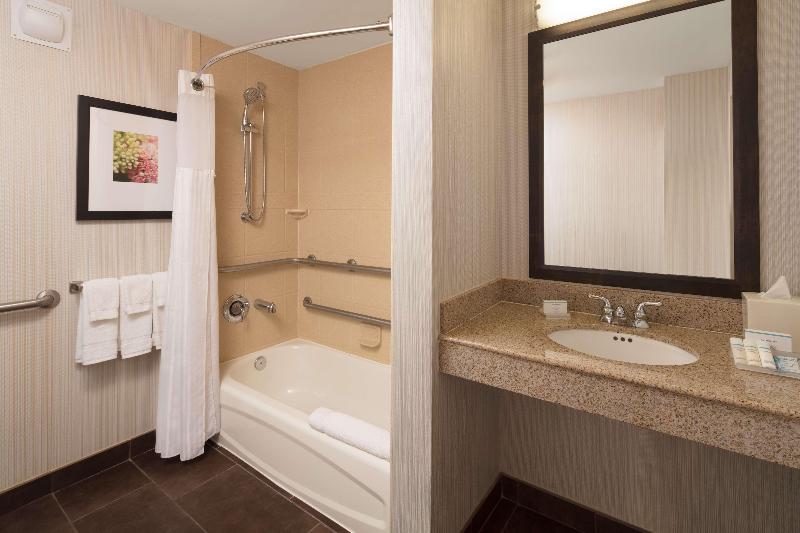 غرفة قياسية سرير كينج لذوى الإحتياجات الخاصة, Hilton Garden Inn Boca Raton