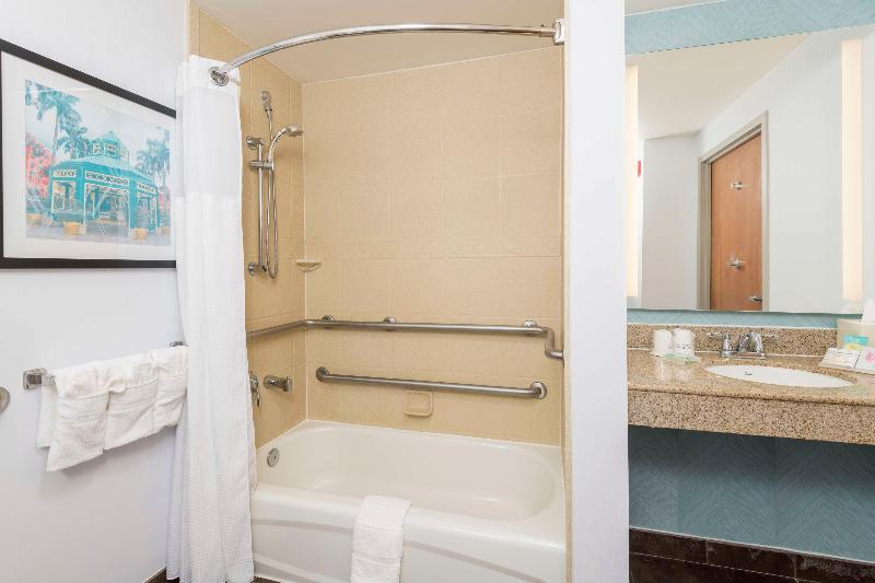 غرفة قياسية سرير كينج لذوى الإحتياجات الخاصة, Hilton Garden Inn Boca Raton