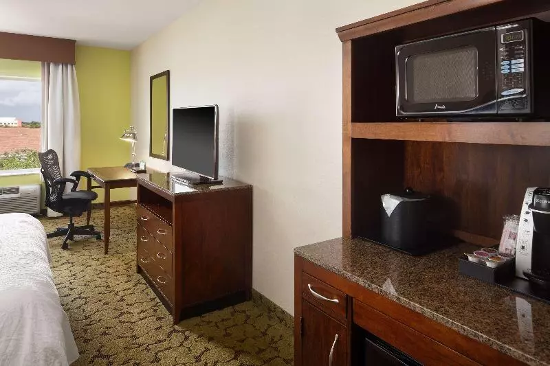 キングサイズベッドのスタンダードルーム, Hilton Garden Inn Boca Raton