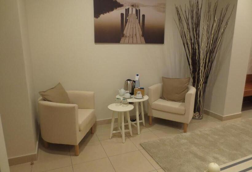 سوئیت با تخت بزرگ, Joyfull