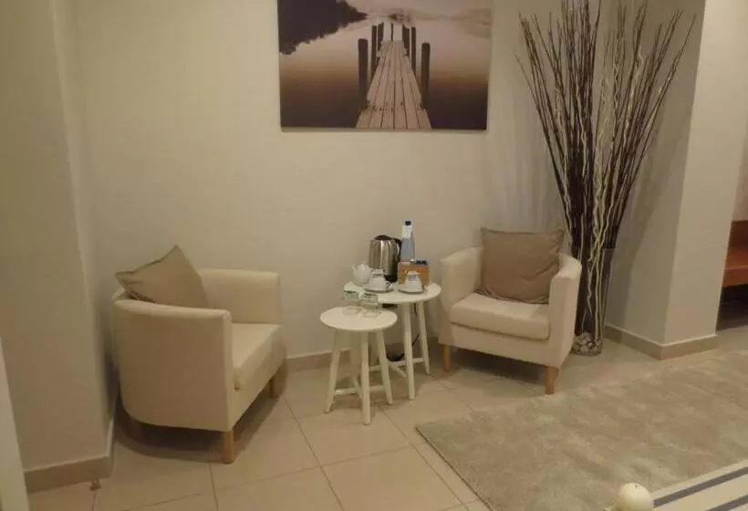 سوئیت با تخت بزرگ, Joyfull