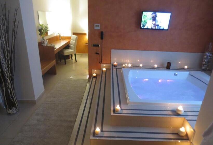 سوئیت با تخت بزرگ, Joyfull