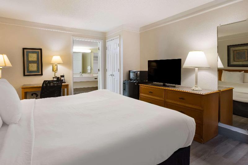 身障者適用キングサイズベッドルーム, Super 8 By Wyndham Savannah