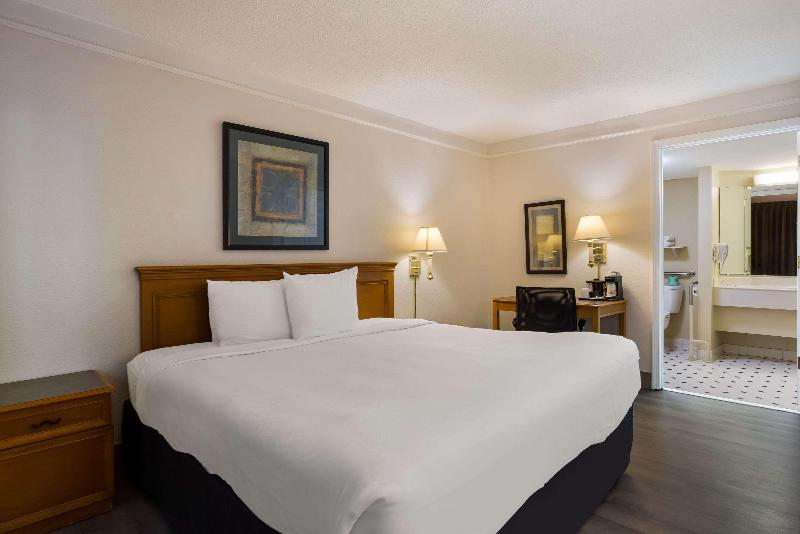 身障者適用キングサイズベッドルーム, Super 8 By Wyndham Savannah