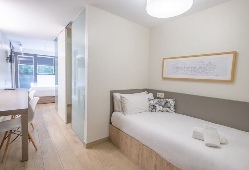 Standard Triple Room with Terrace, Aparthotel Bcn Montjuic