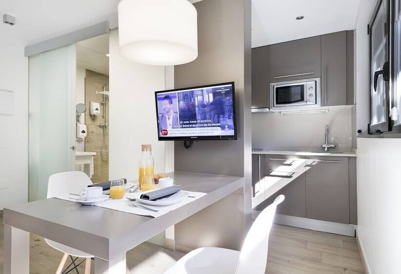 Standard Triple Room with Terrace, Aparthotel Bcn Montjuic