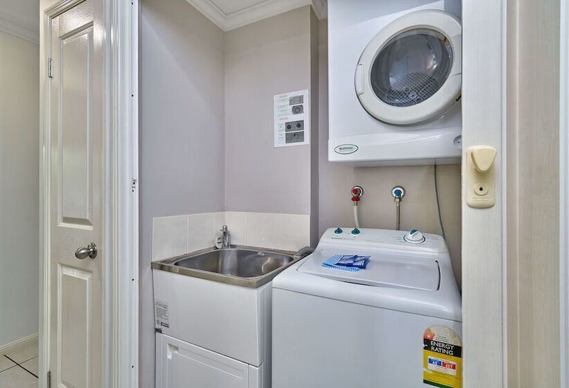 شقة غرفة واحدة, Getaway On Grafton