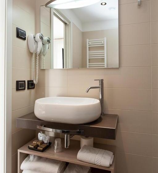 غرفة كلاسيكية, Adlon