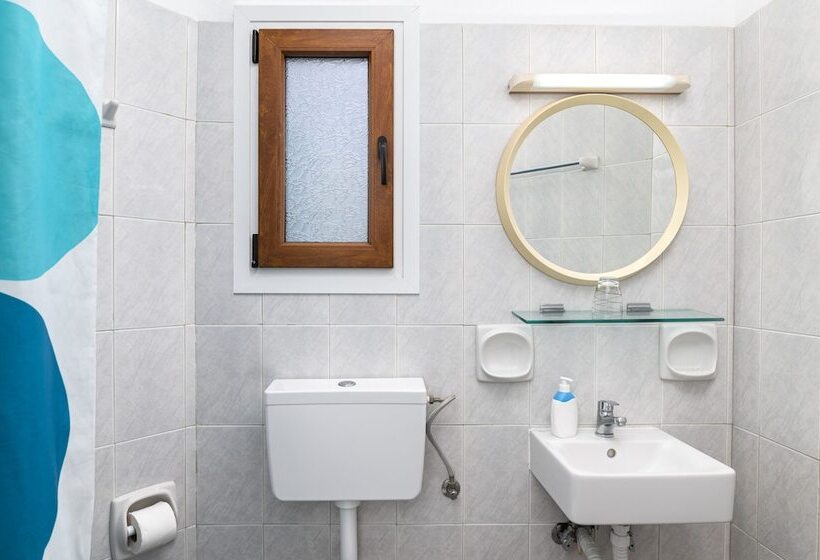 اتاق استاندارد یک نفره, Emily