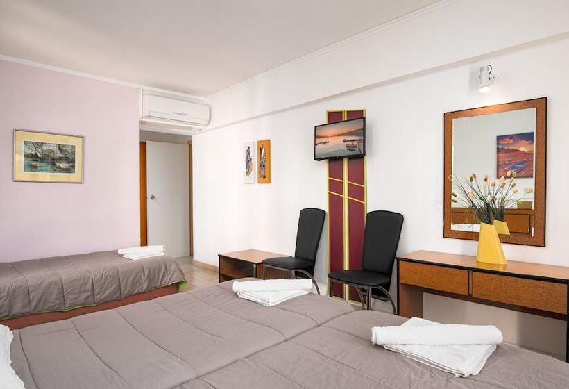 اتاق استاندارد سه نفره, Emily