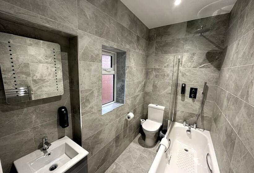 חדר סטנדרט לשלושה, Gainsborough Lodge