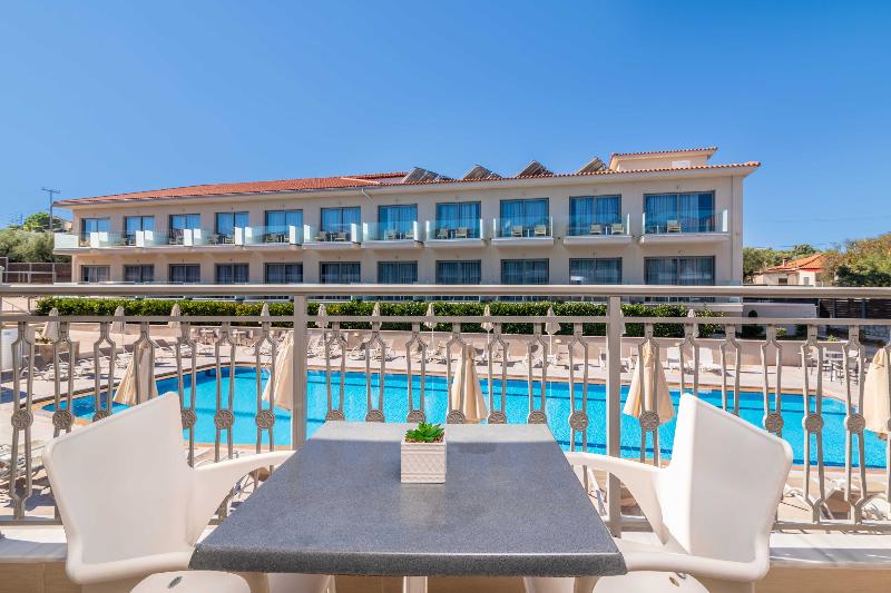 اتاق استاندارد با چشم‌انداز استخر, Karras Grande Resort