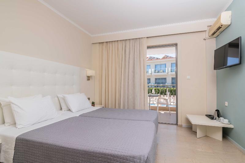 اتاق استاندارد با چشم‌انداز استخر, Karras Grande Resort