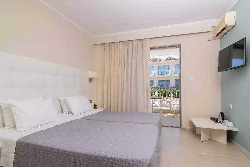 اتاق استاندارد با چشم‌انداز استخر, Karras Grande Resort