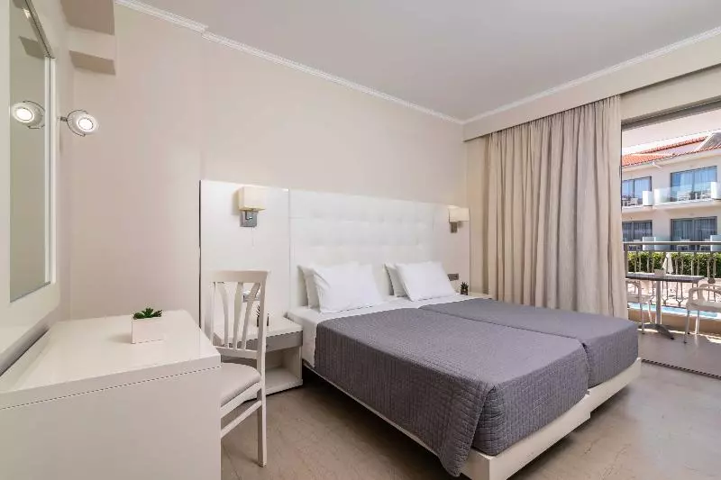 اتاق استاندارد با چشم‌انداز استخر, Karras Grande Resort