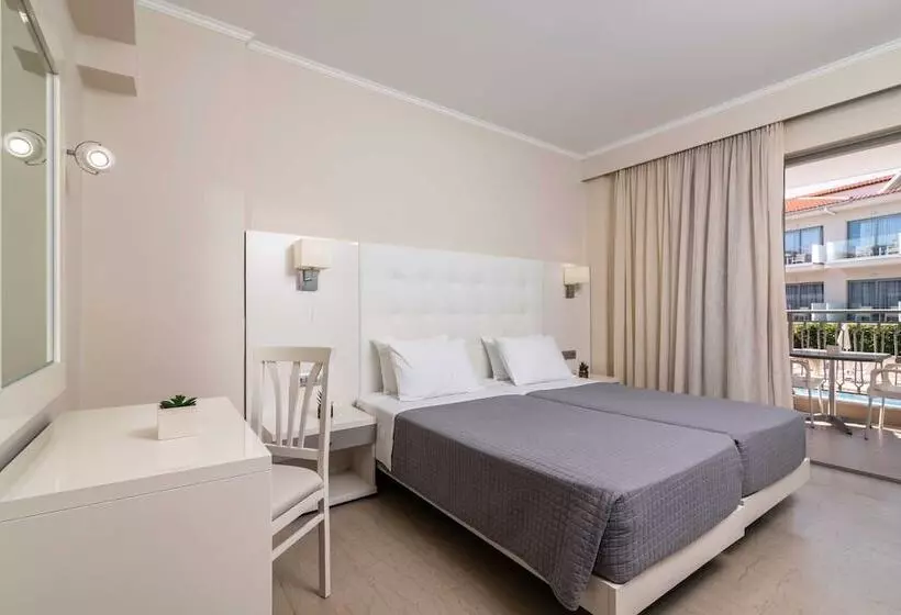 اتاق استاندارد با چشم‌انداز استخر, Karras Grande Resort