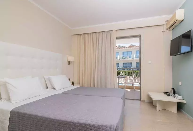 اتاق استاندارد با چشم‌انداز استخر, Karras Grande Resort