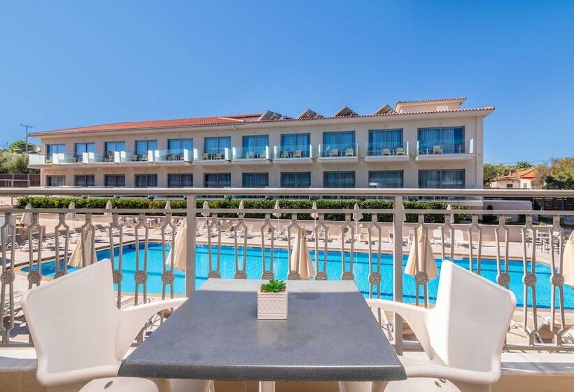 اتاق استاندارد با چشم‌انداز استخر, Karras Grande Resort