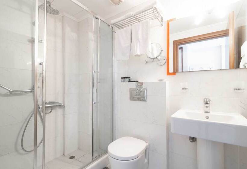 اتاق خانوادگی با چشم‌انداز استخر, Karras Grande Resort