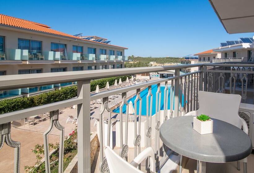 اتاق خانوادگی با چشم‌انداز استخر, Karras Grande Resort