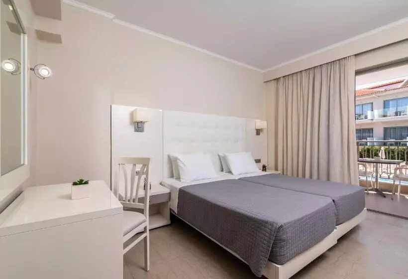 اتاق استاندارد با چشم‌انداز استخر, Karras Grande Resort