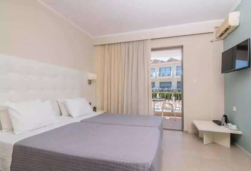 اتاق استاندارد با چشم‌انداز استخر, Karras Grande Resort