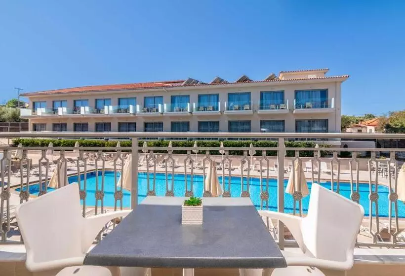 اتاق استاندارد با چشم‌انداز استخر, Karras Grande Resort