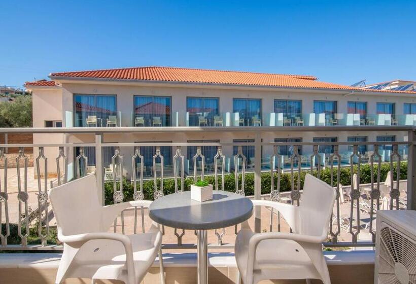 اتاق خانوادگی با چشم‌انداز استخر, Karras Grande Resort