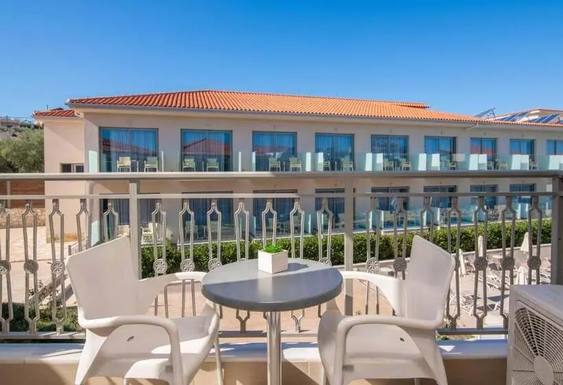 اتاق خانوادگی با چشم‌انداز استخر, Karras Grande Resort